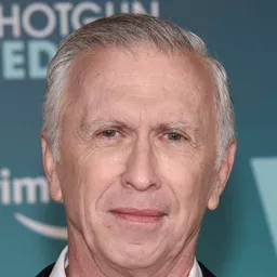 史帝夫·庫特 飾演 Father Gordon