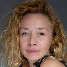 Ellie Piercy 飾演 Shir Shapiro