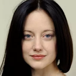 安哲雅麗絲布洛 飾演 Beatrice Vandenheuvel