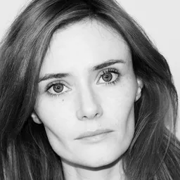 麗貝卡卡爾德(Rebecca Calder) 飾演 Janet Smurl