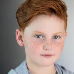 Asher Colton Spence 飾演 Ghost Kid (With Hook)