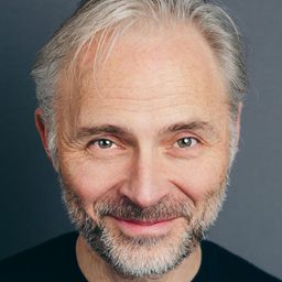 Mark Bonnar 飾演 Junot