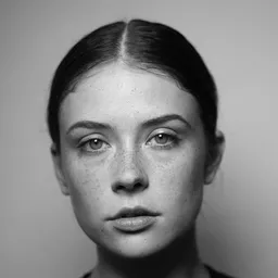 米亞湯姆林森(Mia Tomlinson) 飾演 Judy Warren