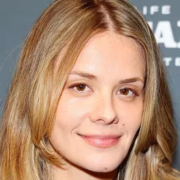 Dasha Nekrasova 飾演 Daisy