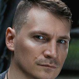 Kazy Tauginas 飾演 Ari