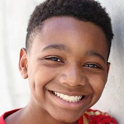 Derrick Gilbert 飾演 Kid