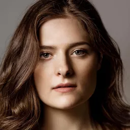 Louisa Jacobson 飾演 Charlotte