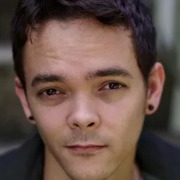 Joseph Poliquin 飾演 Carl