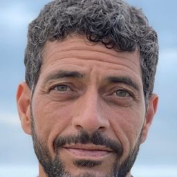 Derek Horsham 飾演 Joshua