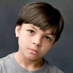 Liam Hendrix 飾演 Ghost Kid (With Hat)