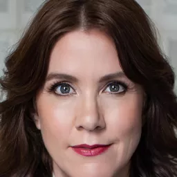 Belinda Bromilow 飾演 Janice