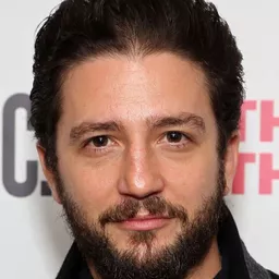 尊麥加羅 飾演 Mark P. (voice)