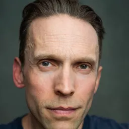 Leigh Jones 飾演 Abner