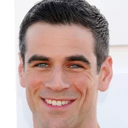 Eddie Cahill 飾演 Robert