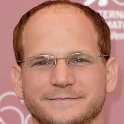 羅特·凱南 飾演 Zvi Zamir