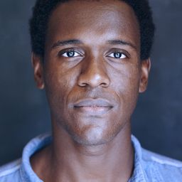 Abubakar Salim 飾演 General Dumas