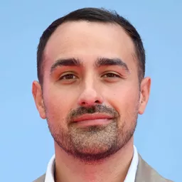 傑米·德梅特里 飾演 Rory