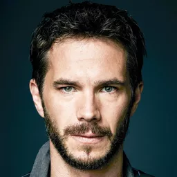 占士·達斯 飾演 Patrick Blackett