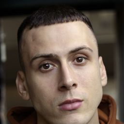 Rhys Yates 飾演 Tom 'Tom Cat' Hancock