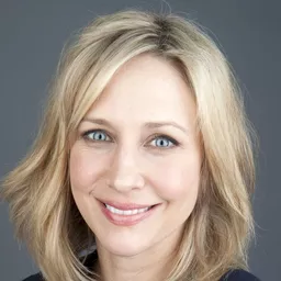 維娜法米嘉 飾演 Lorraine Warren