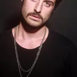 Alican Barlas 飾演 Dining Car Porter