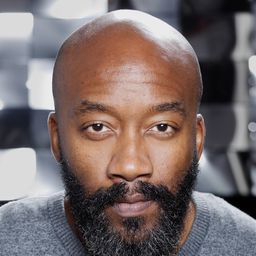 Gary Anthony Stennette 飾演 Desk Sergeant