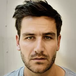 Michael Epp 飾演 Pettis