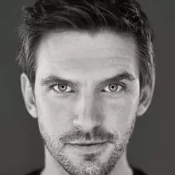 丹史蒂文斯 飾演 Frank