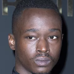 艾斯頓桑德斯 飾演 Miles Whittaker