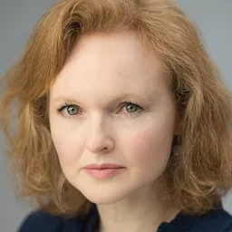 Emma Davies 飾演 Miss Epstein