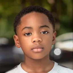 David Huston Doty 飾演 Ghost Kid (With Bunny Ears)