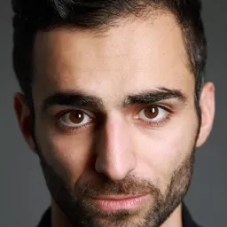 哈迪·汗賈普爾 飾演 Afshar Hosseini