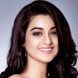 Darshana Banik 飾演 Jhinuk