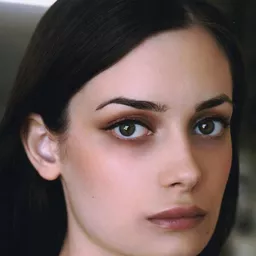 Haley Hudson 飾演 Peg