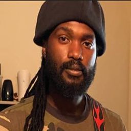 Aston Barrett Jr. 飾演 Family Man Barrett